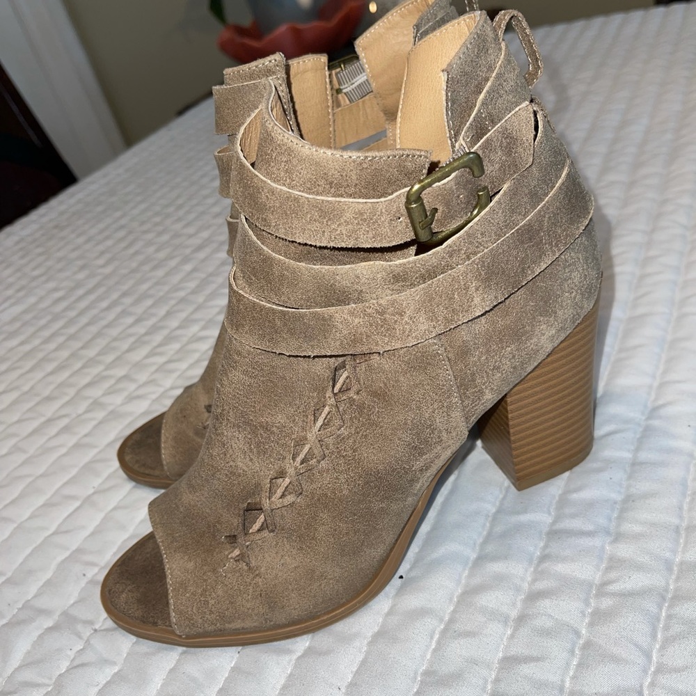 Women’s buckle dress shoes